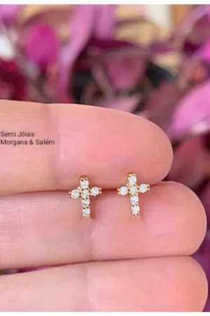 Brinco Cruz Crucifixo Cravejado Semijóia Banhada em Ouro