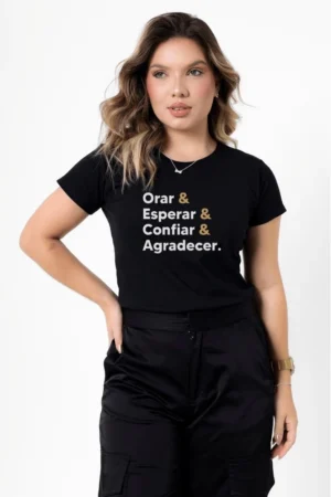 T-Shirt Feminina Preta de Algodão com Estampa Orar, Esperar, Confiar, Agradecer