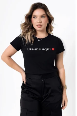 T-Shirt Feminina de Algodão Preta Eis Me Aqui Coração | Conforto e Estilo Casual