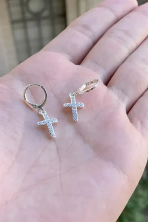 Brinco de Cruz Cravejada em Zircônia Argola Banhada a Prata 925 Brilhante Unidade